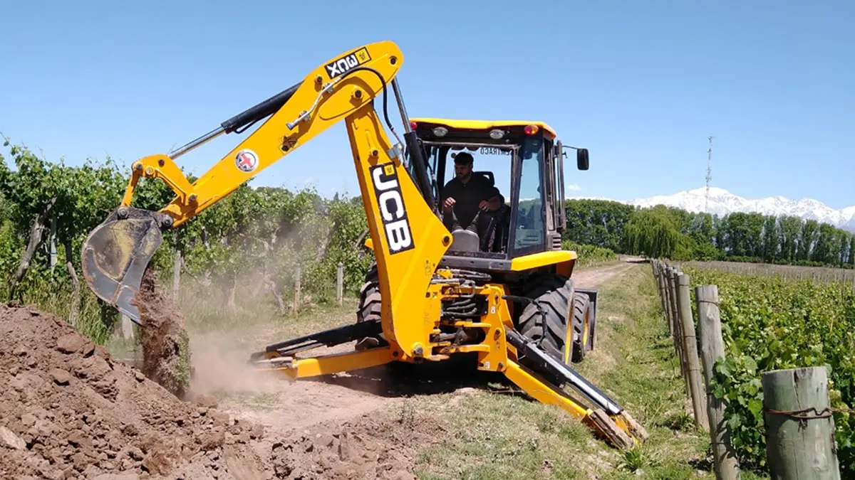 Maquinaria pesada en proyecto de construcción en la región de Cuyo